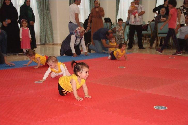 Çocukların Emekleme Yarışmasında İlginç Görüntüler G1