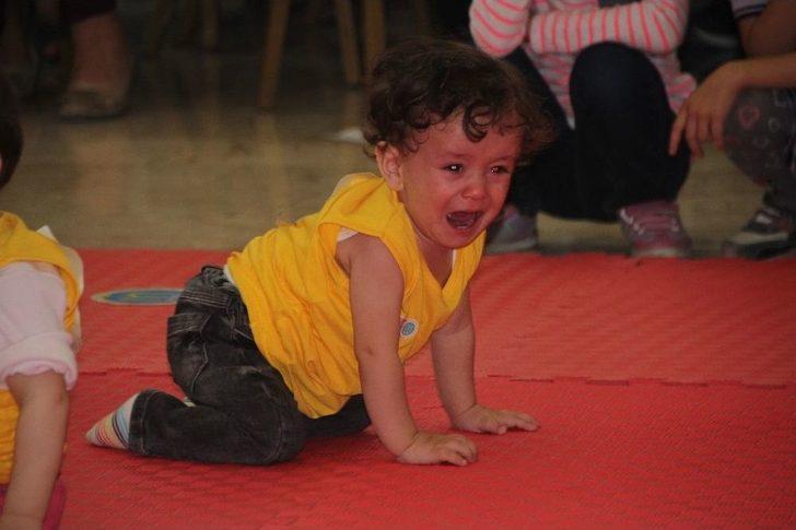 Çocukların Emekleme Yarışmasında İlginç Görüntüler G2