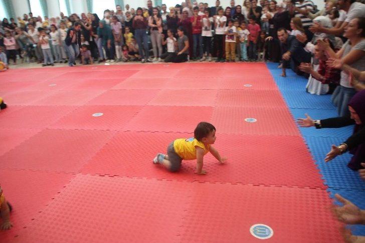 Çocukların Emekleme Yarışmasında İlginç Görüntüler G3