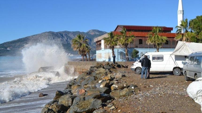 Caminin İstinat Duvarı Şiddetli Dalgalar Sonucu Yıkıldı