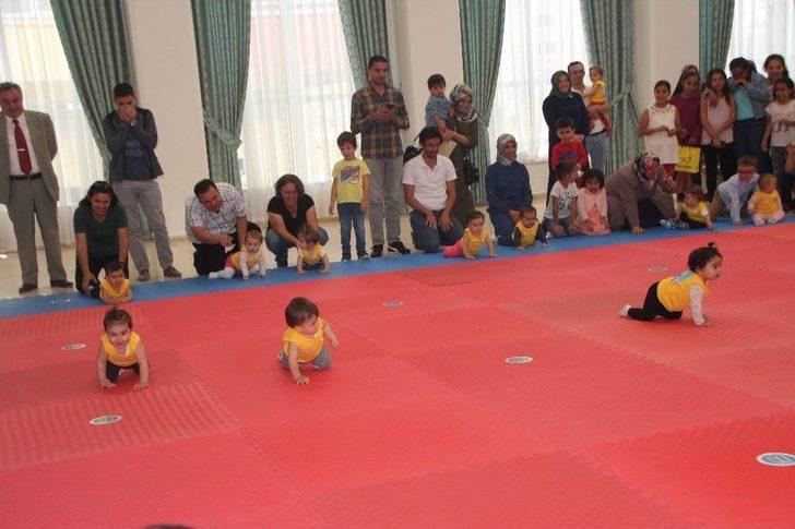 Çocukların Emekleme Yarışmasında İlginç Görüntüler G4