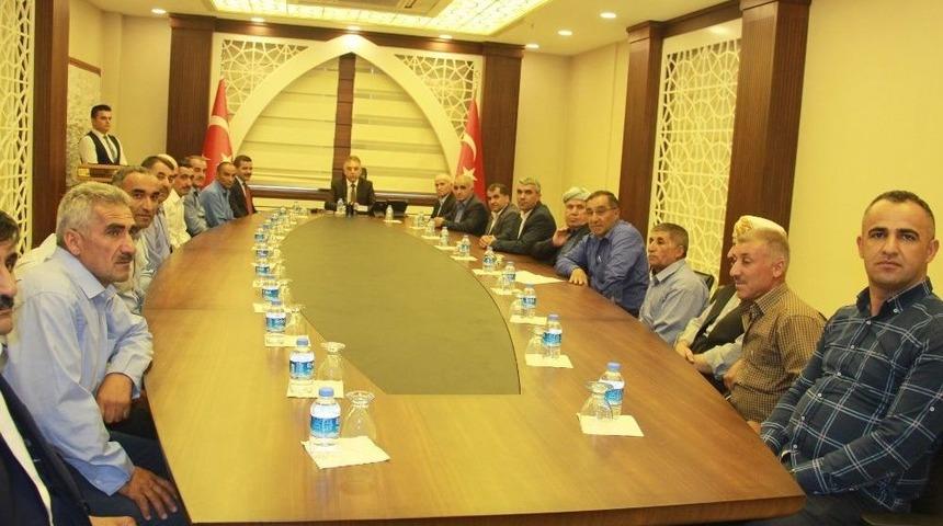 Vali Toprak Şemdinli&rsquo;deki Kanaat &Ouml;nderleri İle Bir Araya Geldi