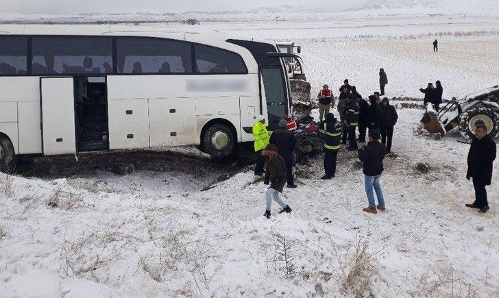 Kahramanmaraş’ta Yolcu Otobüsü İle Otomobil Çarpıştı: 1 Ölü, 2 Yaralı