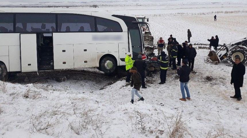 Kahramanmaraş&rsquo;ta Yolcu Otob&uuml;s&uuml; İle Otomobil &Ccedil;arpıştı: 1 &Ouml;l&uuml;, 2 Yaralı