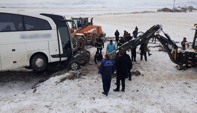 Kahramanmaraş’ta Yolcu Otobüsü İle Otomobil Çarpıştı: 1 Ölü, 2 Yaralı