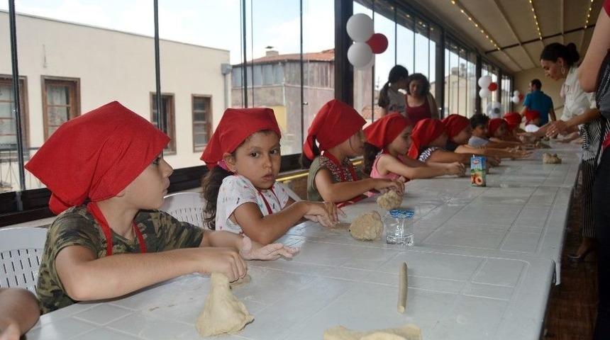 Minik Eller Toprakla Buluştu