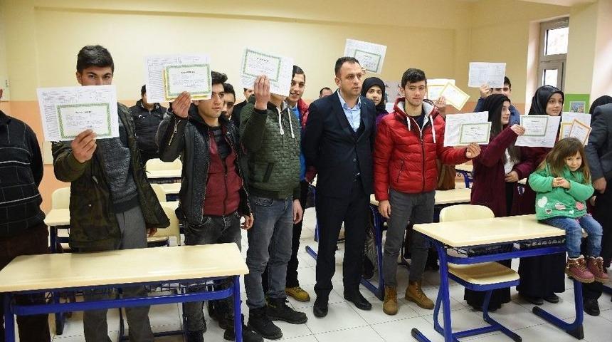 Necmettin &Ouml;ğretmenin Adının Verildiği Okulda &Ouml;ğrenciler Karne Aldı