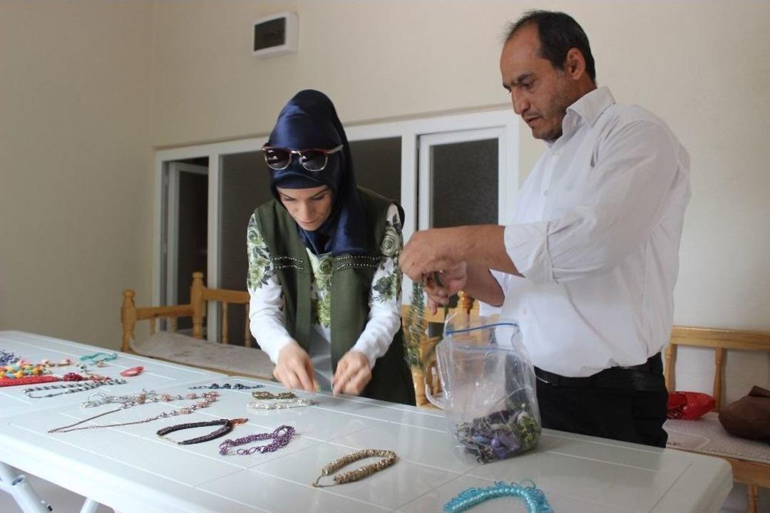 Bedensel Engelli Takı Tasarımcısı Bu Sanatı Arkadaşlarına Da &Ouml;ğretiyor