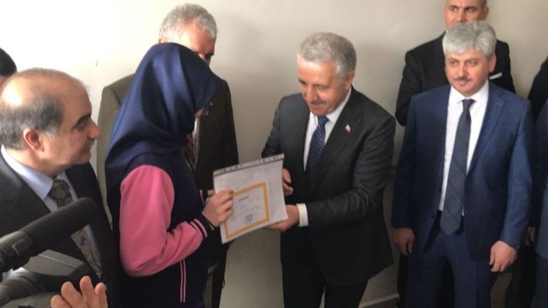 Bakan Arslan Kağızmanlı &Ouml;ğrencilere Karne Dağıttı