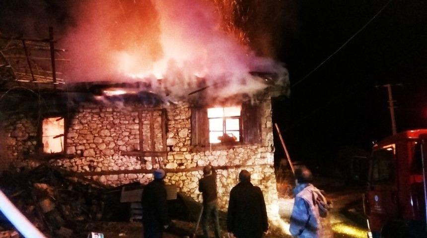 97 Yaşındaki Kadın Evinde Çıkan Yangında Hayatını Kaybetti