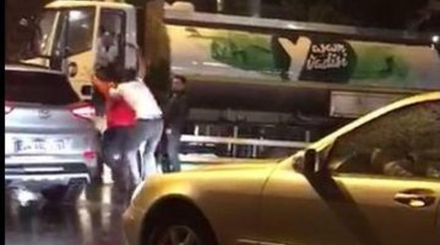 (&ouml;zel Haber) L&uuml;ks Cipli Şehir Eşkiyaları Beyzbol Sopasıyla Belediye Temizlik İş&ccedil;isini B&ouml;yle D&ouml;vd&uuml;