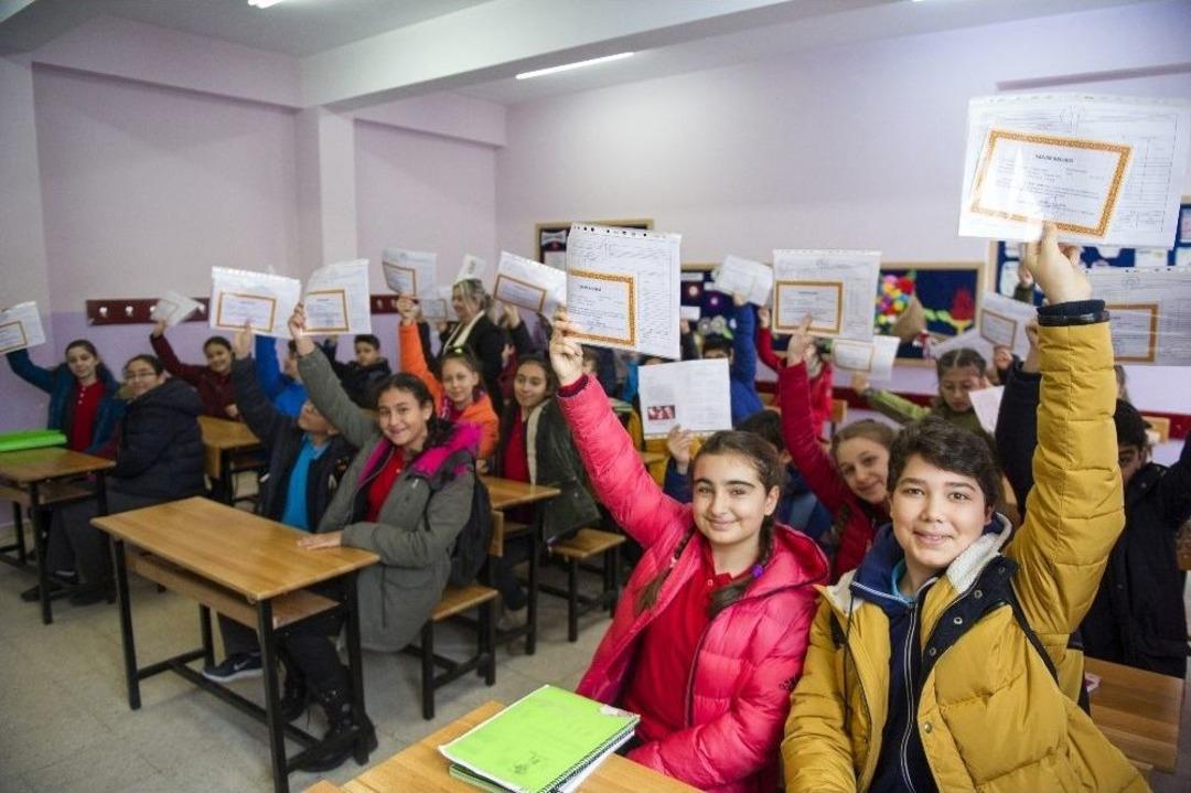 18 Milyon &Ouml;ğrenci, Karnelerini Alarak Yarıyıl Tatiline &Ccedil;ıktı