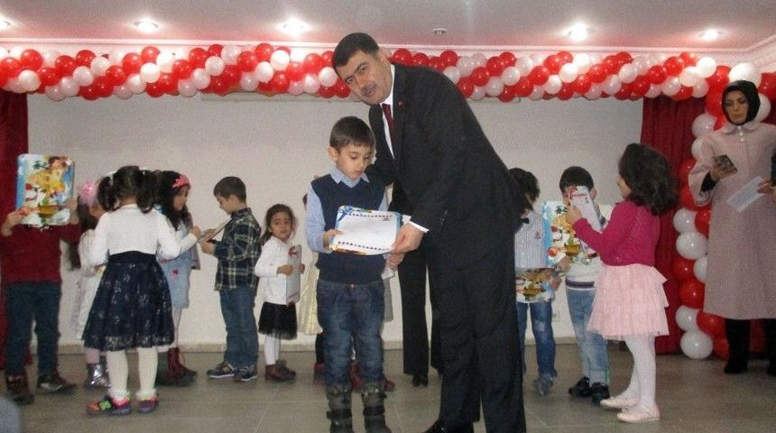 İstanbul Valisi Vasip Şahin &Ouml;ğrencilere Karne Dağıttı