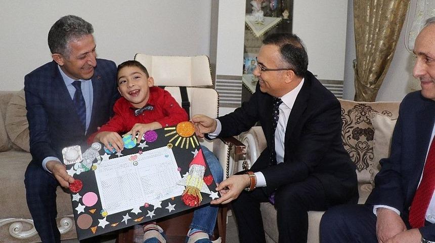 Evde Eğitim G&ouml;ren Umut, Karnesini Vali &Ccedil;eber&rsquo;in Elinden Aldı