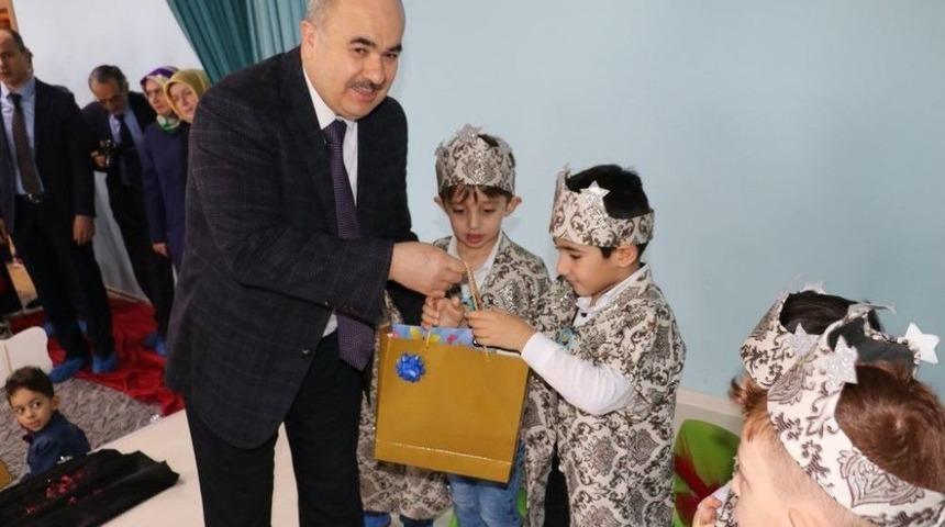 &Ouml;ğrencilerin Karneleri Vali Amcadan