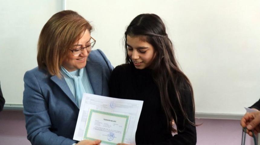 Başkan Şahin Miniklerin Karne Heyecanını Paylaştı