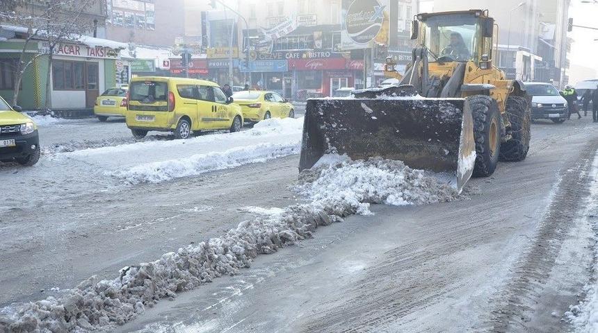 Ağrı&rsquo;da Kar Temizleme &Ccedil;alışmaları Devam Ediyor
