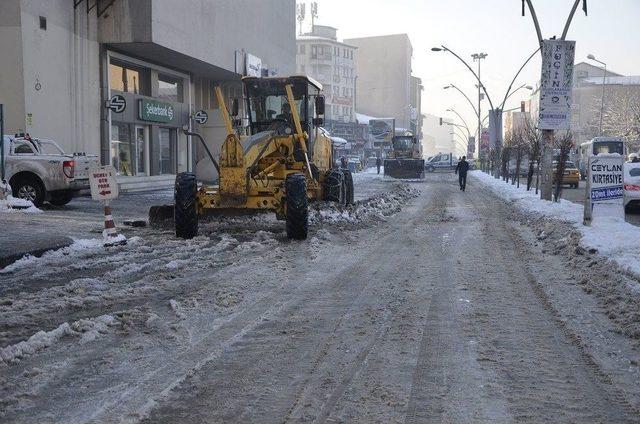 Ağrı’da Kar Temizleme Çalışmaları Devam Ediyor