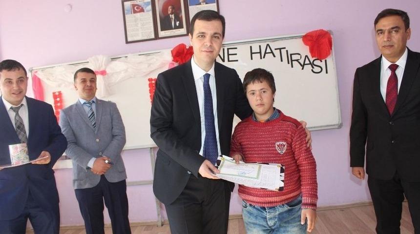 &Ouml;zalp İl&ccedil;esinde K&uuml;t&uuml;phane A&ccedil;ılışı Ve Karne Dağıtımı