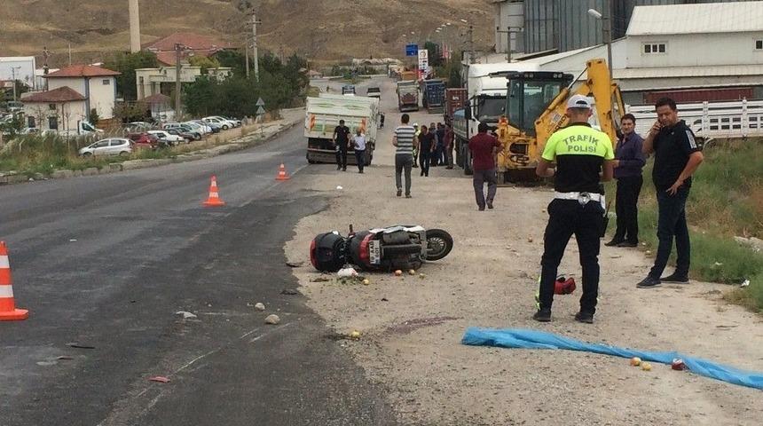 &Ccedil;ankırı&rsquo;da Kamyon Motosiklete &Ccedil;arptı: 1 &Ouml;l&uuml;