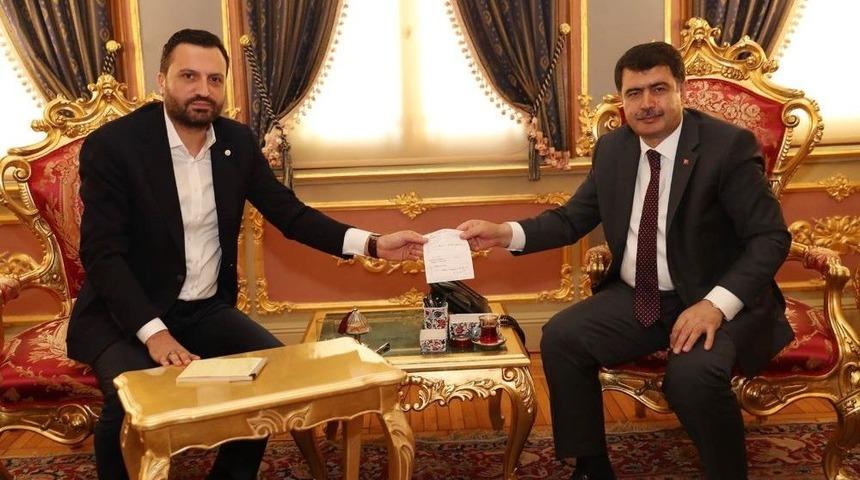 İstanbul Valisi Vasip Şahin, T&uuml;rk Kızılayı İstanbul Şubesi&rsquo;ne Kurban Bağışı Yaptı