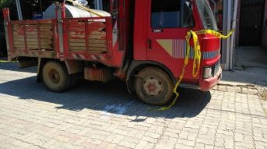 Geri Manevra Yapan Kamyonunun Altında Kalarak Can Verdi