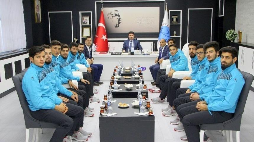 &Uuml;niversiteli Futbolcular Rekt&ouml;r Karacoşkun İle Bir Araya Geldi