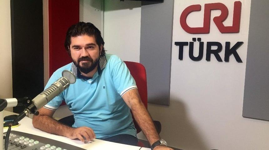 Rasim Ozan K&uuml;tahyalı Radyo Programı Yapıyor