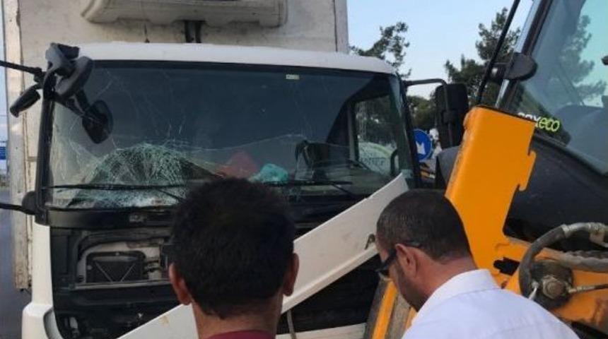 İslahiye &lsquo;de Kamyonla İş Makinası &Ccedil;arpıştı