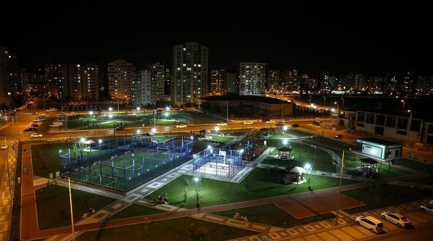 Melikgazi Belediyesi Parklara G&uuml;neş Enerjisinden Elektrik Enerjisi Elde Edilen Paneller Yerleştiriyor