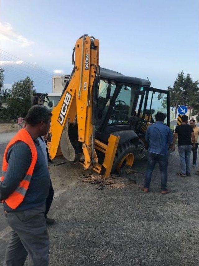 İslahiye ‘de Kamyonla İş Makinası Çarpıştı