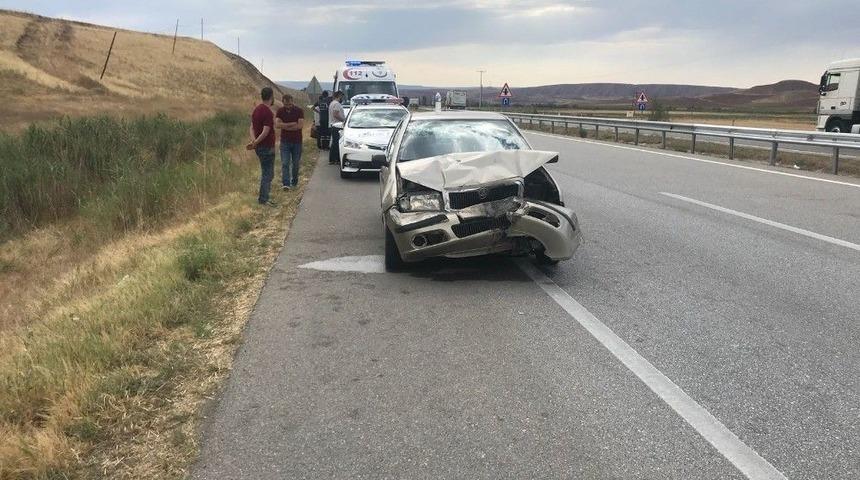 Otomobil Tır&rsquo;a Arkadan &Ccedil;arptı: 2 Yaralı