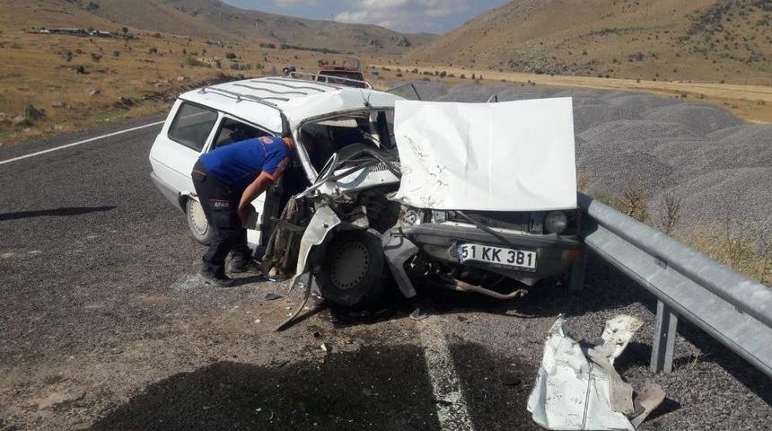 Otomobil, Minib&uuml;se &Ccedil;arptı;2 Yaralı