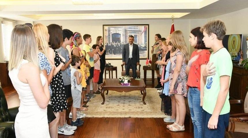 Samsun Valisi, Ukraynalı &Ccedil;ocuklar İle İstiklal Marşı Okudu