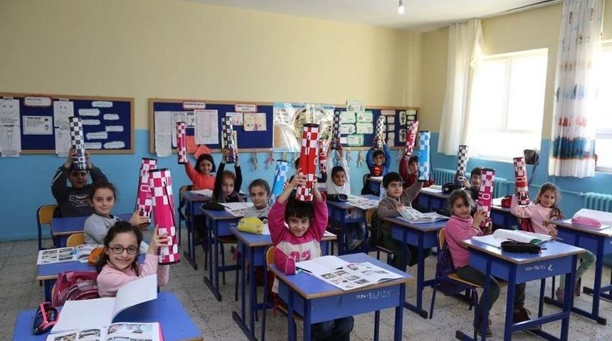 Vali Sonel&rsquo;den 6 Bin &Ouml;ğrenciye Satran&ccedil; Takımı