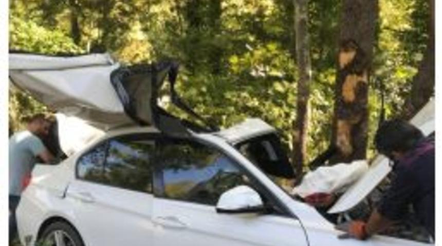 Sağlık &Ccedil;alışanlarının Bulunduğu Otomobil Ağaca &Ccedil;arptı: 1&rsquo;i Ağır 4 Yaralı