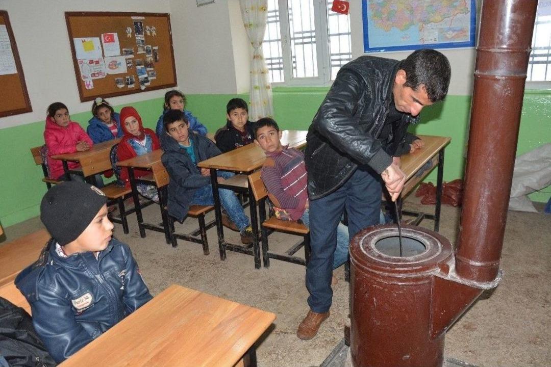 Şehit Necmettin &Ouml;ğretmenin &Ouml;ğrencilerinde Buruk Karne Sevinci