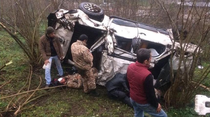 Lüks Arazi Aracı Şarampole Yuvarlandı: 4 Yaralı