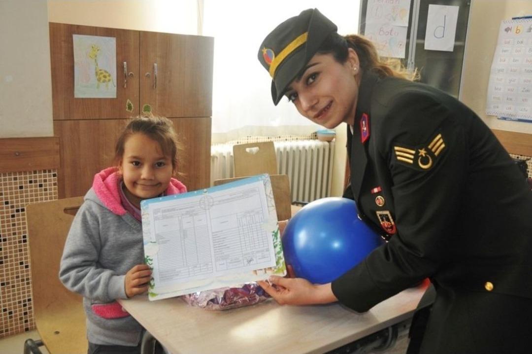 İlk Karne Ve Hediyelerini Jandarmadan Aldılar