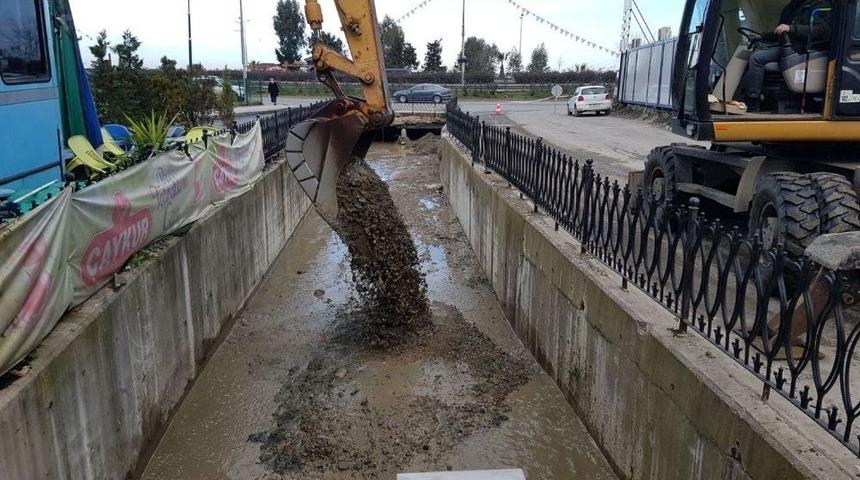 Rize&rsquo;de Şehrin İ&ccedil;inden Akan Kapalı Dereler Temizleniyor