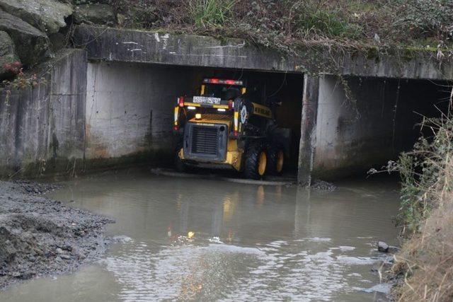 Rize’de Şehrin İçinden Akan Kapalı Dereler Temizleniyor