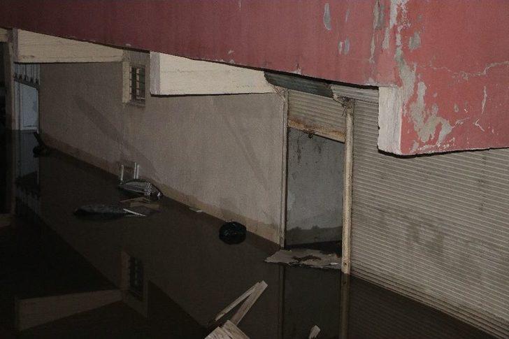 Kanalizasyon Borusu Patladı Ev Ve İş Yerleri Su Bastı G1