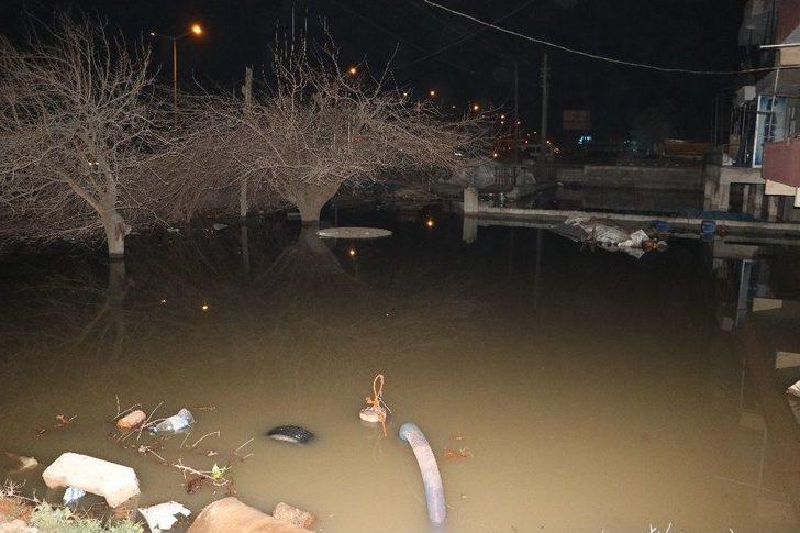 Kanalizasyon Borusu Patladı Ev Ve İş Yerleri Su Bastı G2
