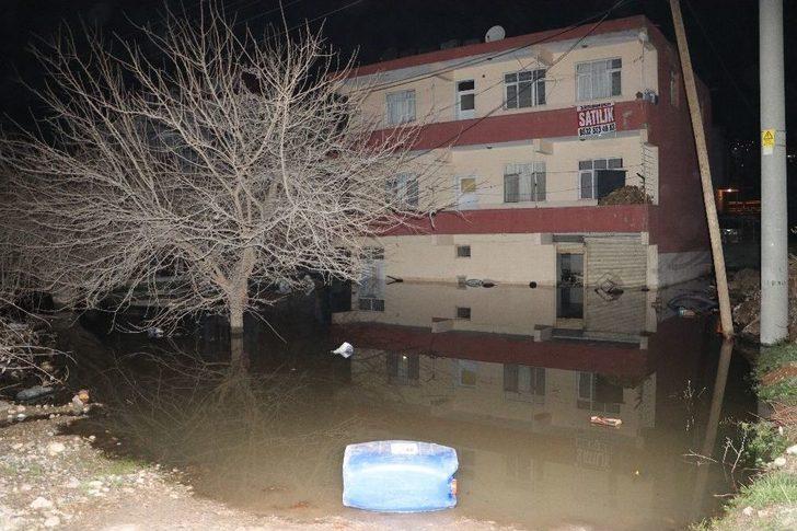 Kanalizasyon Borusu Patladı Ev Ve İş Yerleri Su Bastı G3