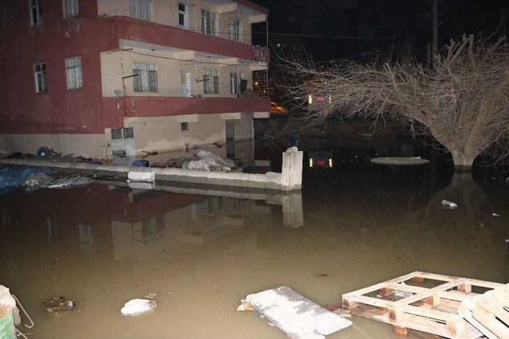 Kanalizasyon Borusu Patladı Ev Ve İş Yerleri Su Bastı G4