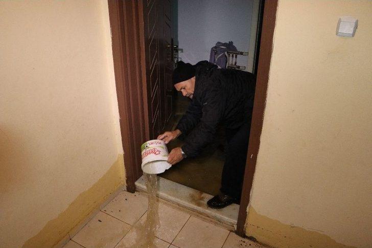 Kanalizasyon Borusu Patladı Ev Ve İş Yerleri Su Bastı G5