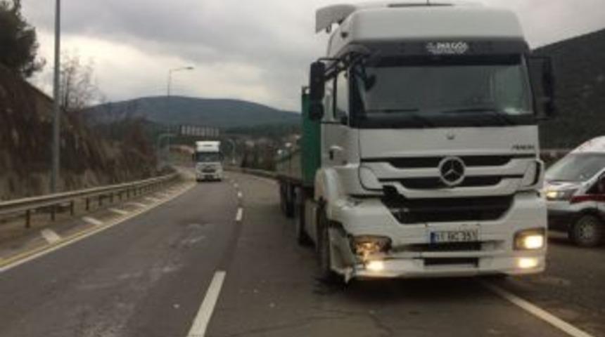 Otomobile Tır Arkadan &Ccedil;arptı: Aynı Aileden 4 Kişi Yaralandı