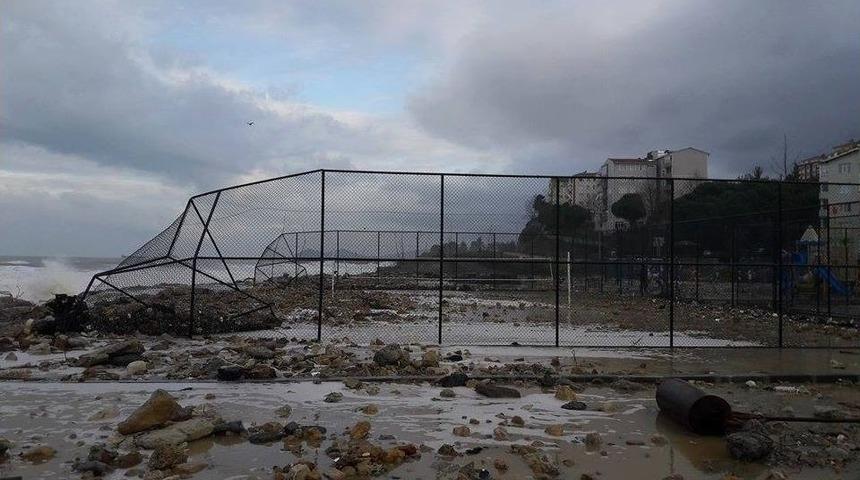 Alaplı&rsquo;da Dev Dalgalar Sahili Talan Etti