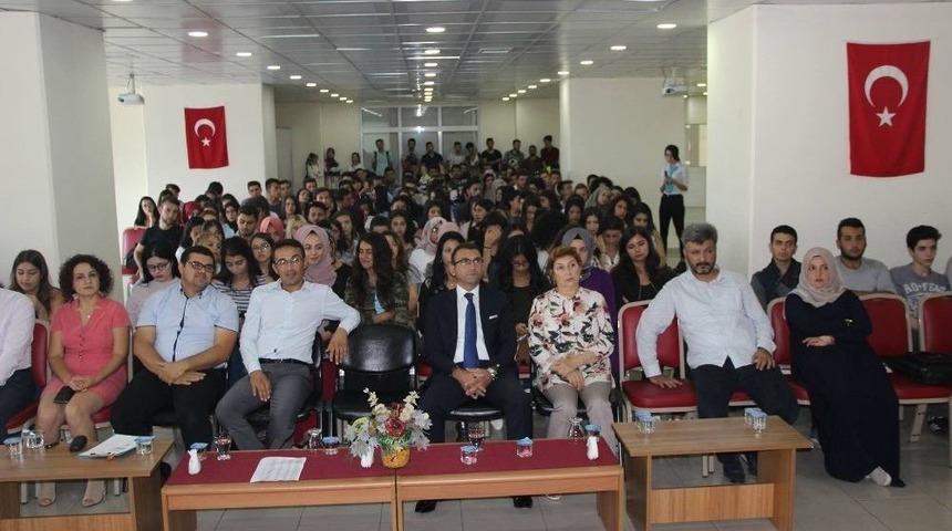 Burhaniye&rsquo;de &Ouml;ğrenciler İ&ccedil;in Oryantasyon Toplantısı D&uuml;zenlendi