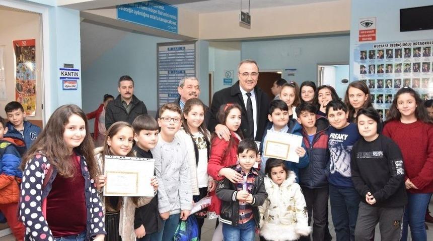 &Ouml;ğrenciler Karnelerini Başkan Kara&ccedil;oban&rsquo;dan Aldı